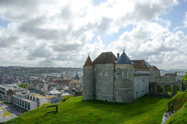 A Dieppe, le ciel deviendra de plus en plus nuageux puis menaçant, des ondées ne seront pas non plus à exclure dans l'après-midi.