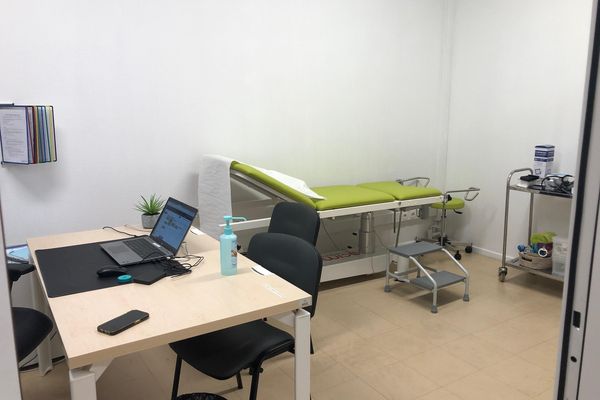 Cette unité comprend un espace d'attente et deux bureaux de consultations médicales, d'un secrétariat médical et d'un bureau médical de back-office.