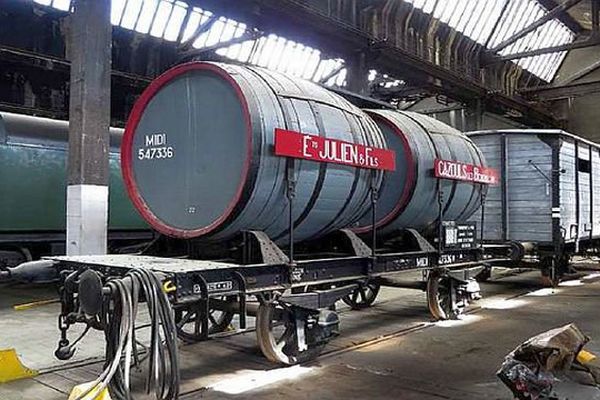 Nîmes - musée ferroviaire - un wagon de transport de vin datant de 1905, il reliait Narbonne et Béziers aux entrepôts de Paris-Bercy - archives