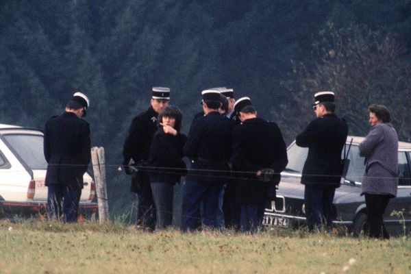 Le 30 octobre 1985 Christine Villemin participe à une reconstitution suite à la découverte de son fils Grégory retrouvé mort dans la rivière la Vologne dans les Vosges. 