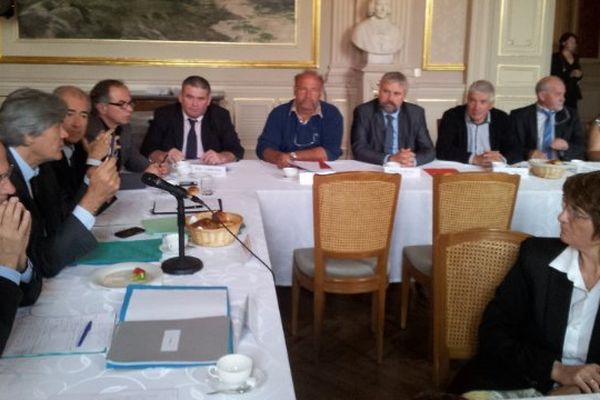 Stéphane le Foll en réunion avec les responsables agricoles à la préfecture de Montpellier