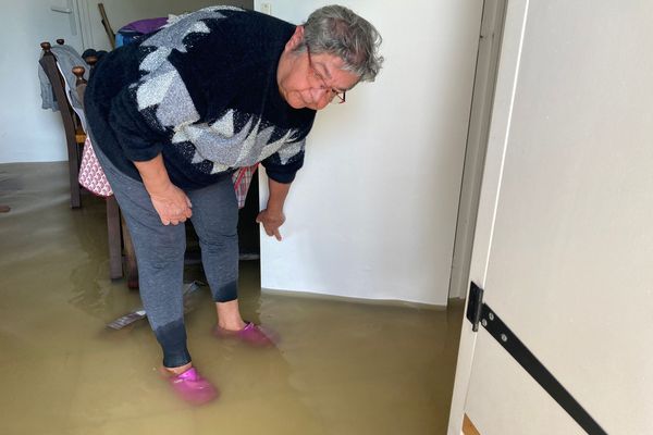 Claire Petitbois, une habitante de Nérignet, dans l'Allier, a vu l'eau rentrer dans sa maison ce lundi 22 mai.