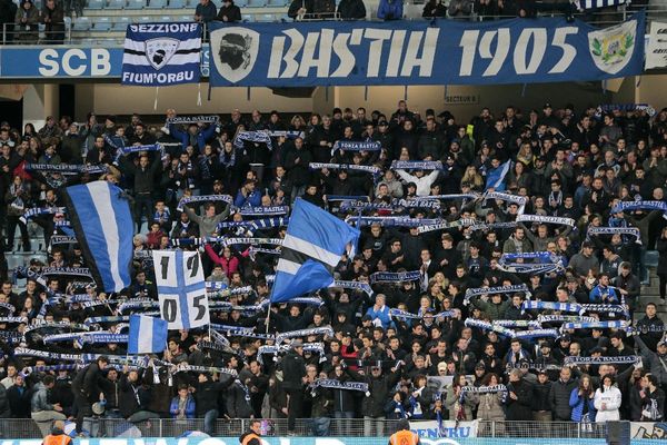 Mercredi 9 novembre, la commission de discipline de la ligue de football professionnel a décidé de sanctionner le SC Bastia d’un match à huis clos au stade Armand Cesari, notamment.