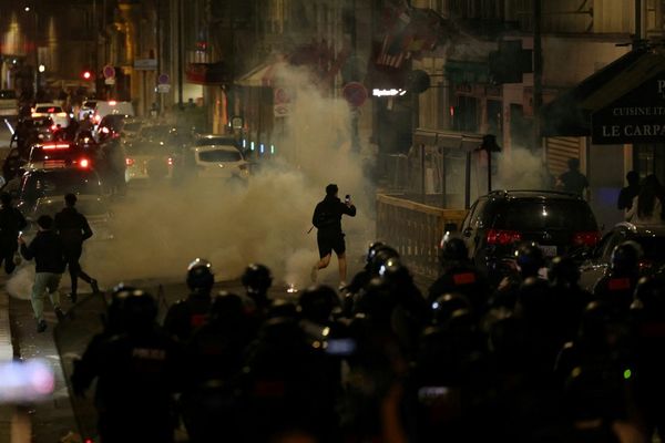 Des policiers déployés à Paris le 2 juillet 2023, quelques jours après le décès de Nahel, un adolescent tué par un policier à Nanterre fin juin.