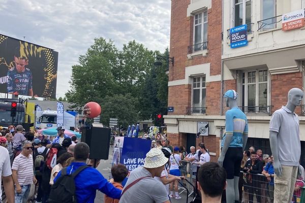 À moins de trois heures du départ de l'étape, il y a déjà foule dans les rues d'Orléans.