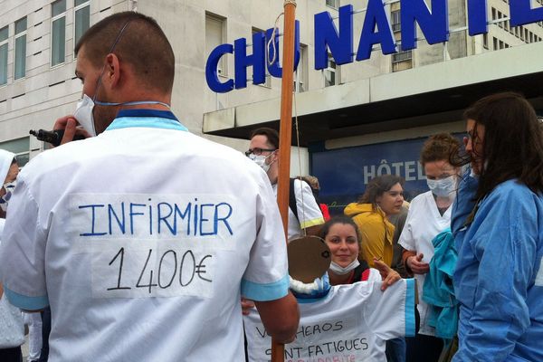 Près d'un millier de personnes se sont rassemblées devant le CHU de Nantes avant de partir en cortège.