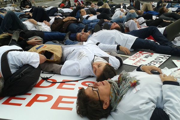 Opération santé morte début octobre à Reims pour protester contre le projet de loi santé.