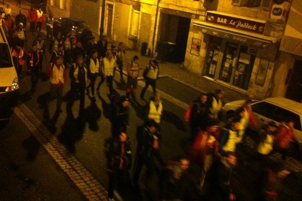 Les marcheurs dans les rues de Bourges au début de la randonnée commencée à minuit, le 21 février 2016.