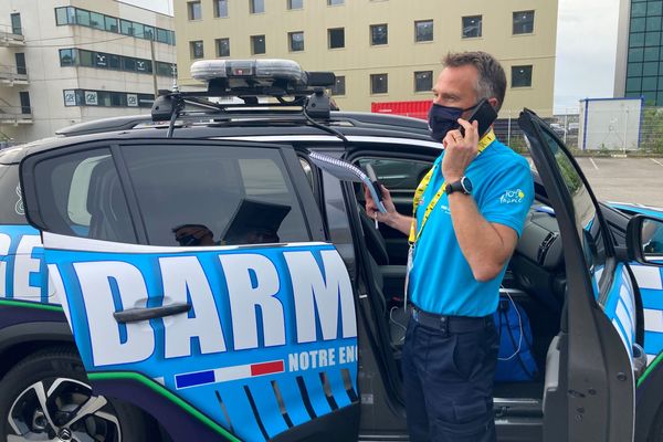 Des comportements dangereux, le lieutenant colonel Le Rouzic, en charge de la prévention au sein de la caravane du Tour de France, en voit régulièrement. Ici au départ de la première étape à Brest