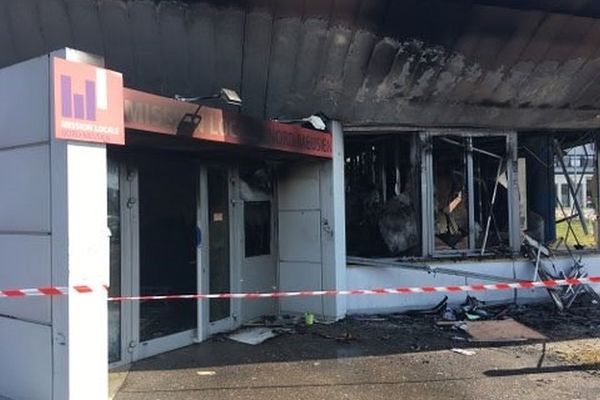 Des véhicules et la mission locale ont été incendiés.