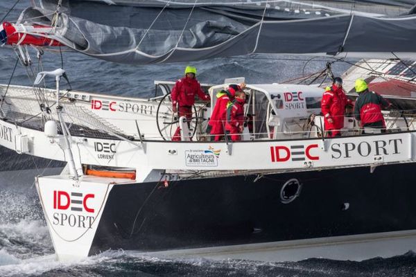 Francis Joyon sur IDEC Sport avec ses cinq hommes d'équipages en route pour le Trophée Jules Verne