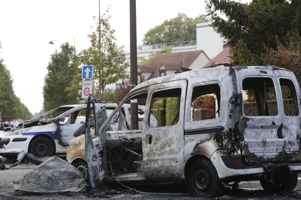 Le 8 octobre 2016, deux voitures de la police étaient attaquées et incendiées dans la cité de la Grande Borne, à cheval sur Grigny et Viry-Châtillon, en Essonne.