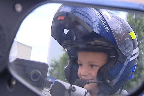 Au cours de sa visite chez les gendarmes, Sacha, ravi, a pu monter sur une moto, à l'arrière bien-sûr.