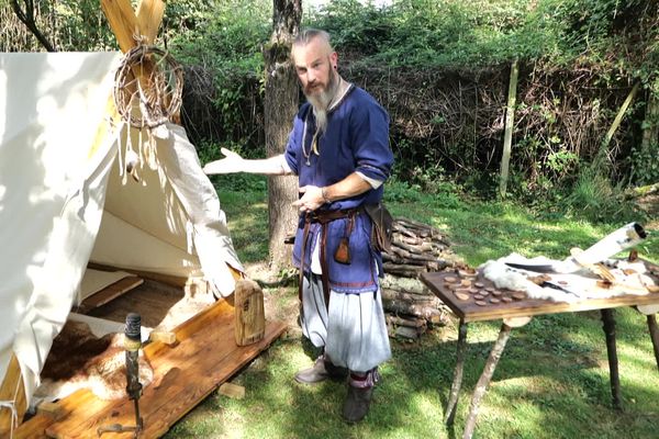 Dans le campement viking de Wilfrid, on trouve un espace cuisine, des peaux de bête pour dormir et un atelier où il fabrique armes et objets en bois.