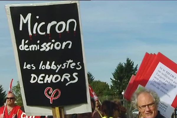 Pierre Gattaz, le président du MEDEF, donnait une conférence à Auxerre, mercredi 4 octobre 2017. Il  a été accueilli par des manifestants.