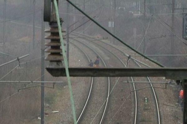 Depuis près d'un mois, les trains avancent au ralenti dans le secteur de Lille Sud. La SNCF envoie des vigiles d'une société de surveillance pour sécuriser les voies, régulièrement traversées par les Roms d'un camp voisin.