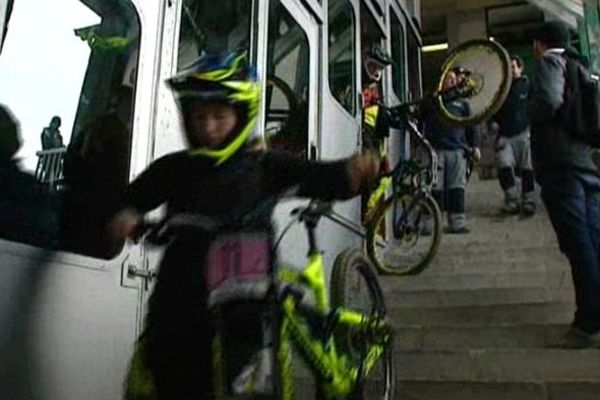 250 riders ont embarqué dans les cabines du féniculaire pour rejoindre la piste du Pic de Jer