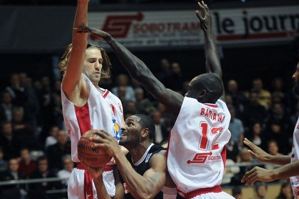 Brian Boddiker, que l'on voit ici à gauche sous les couleurs du club de Chalon-sur-Saône lors d'une rencontre contre Orléans en 2008.