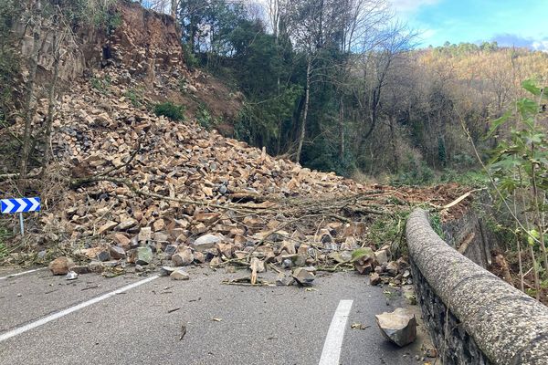 Les dégâts sont toujours visibles ce mardi 3 décembre. Après un éboulement le 1er décembre dernier, à Pont-de-Labeaume en Ardèche, la route nationale 102 est coupée dans les deux sens de circulation.