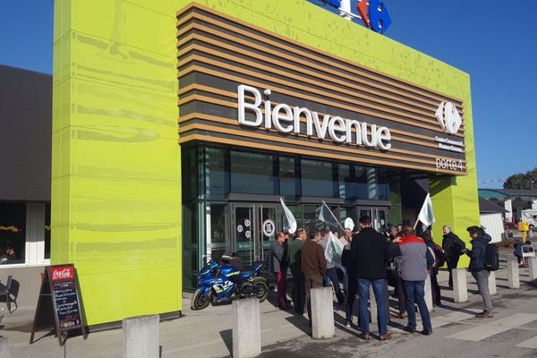 Une quinzaine d'agriculteurs s'est regroupé ce jeudi 8 novembre devant le  magasin Carrefour de Cesson-Sévigné (35)