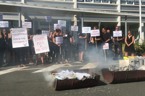 Manifestation des salariés de la CCI de La Rochelle ce mardi 10 juillet 2018.