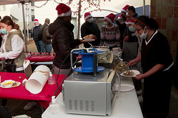 Lors du banquet solidaire pour des sans abris organisé par des jeunes en décrochage scolaire