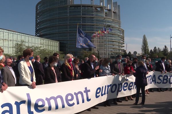 Des élus et eurodéputés se sont rassemblés devant le Parlement européen de Strasbourg le 26 avril pour demander le retour des sessions plénières.