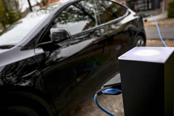 De nombreux conducteurs sont opposés au développement de la voiture électrique et redoutent la fin de la commercialisation des voitures thermiques en 2035.