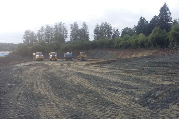 Situé en bordure de la départementale D22, au niveau de Guyor Haut, dans la commune du Bez (Tarn), difficile de ne pas apercevoir ce terrain arasé sur près de 5 000 m², avec des terrassements atteignant 6 mètres de hauteur, par plusieurs engins de chantier.