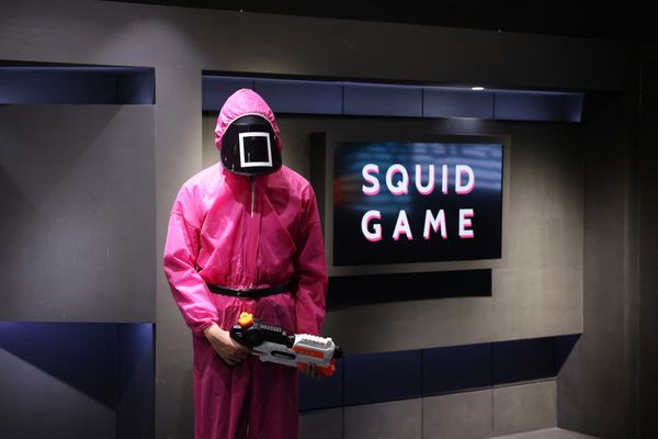 Les personnages de la série Squid Game n'hésitent pas à abattre froidement les participants qui échouent à leurs jeux