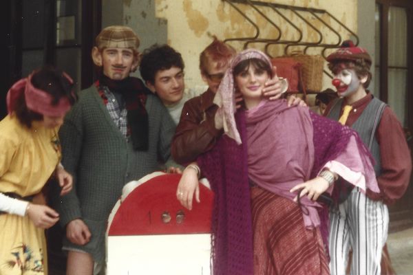 Photo souvenir des années 80 où figurent quelques adolescents de la classe de 3ème F du collège Gambetta à Cahors, lors d'une boum déguisée.