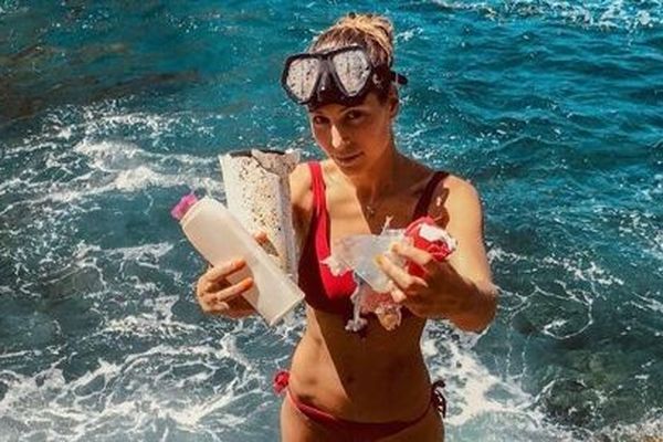 Laury Thilleman s'indigne sur les plages de Porquerolles.