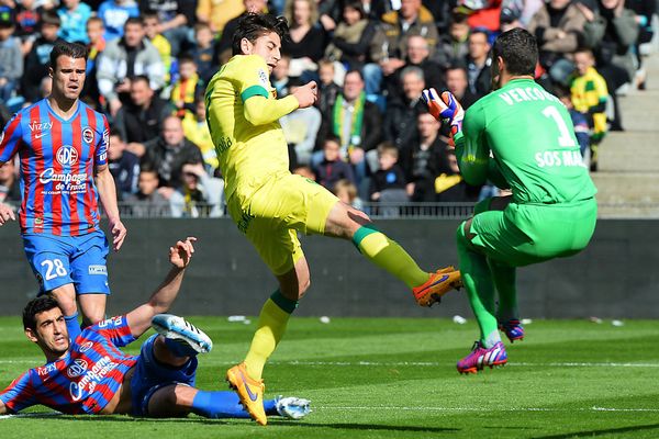 Bedoya marque le but pour le FC Nantes suite à une erreur de la défense caennaise