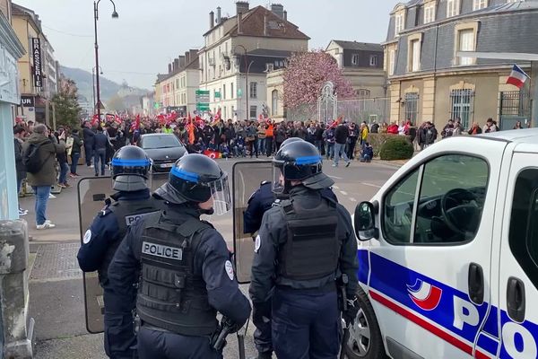 Les Forces de l'ordre postées sur le Pont de la Colombine