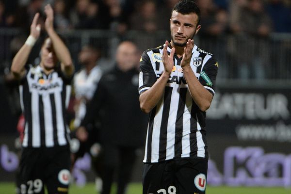 Romain Saiss lors du match entre Angers SCO et l'EA Guingamp le 25 octobre 2015