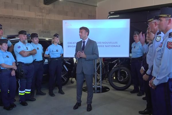 Emmanuel Macron s'exprime sur le renforcement des brigades de gendarmerie à travers le territoire depuis Tonneins (Lot-et-Garonne), le 2 octobre 2023.