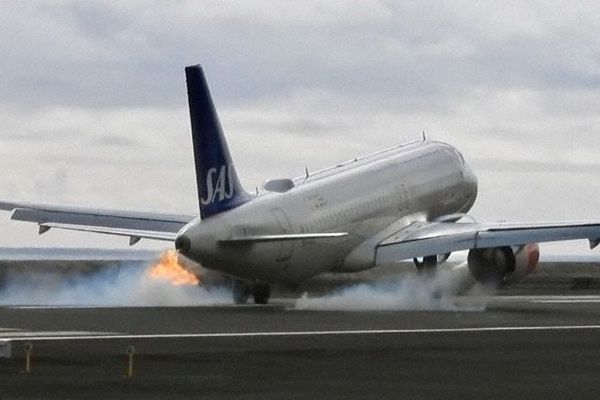 L'un des réacteur de l'Airbus A320neo du vol SK2901 de la compagnie aérienne Scandinavian Airlines semble avoir connu un décrochage de compresseur de son moteur gauche