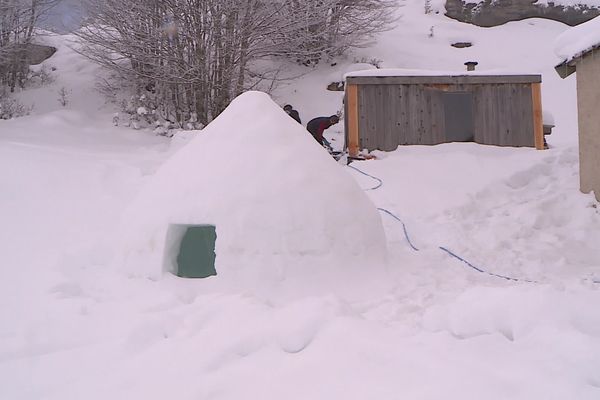 Pour cet igloo construit à Gourette dans les Pyrénées-Atlantiques (64), il a fallu cinq heures de travail et une tonne de neige.