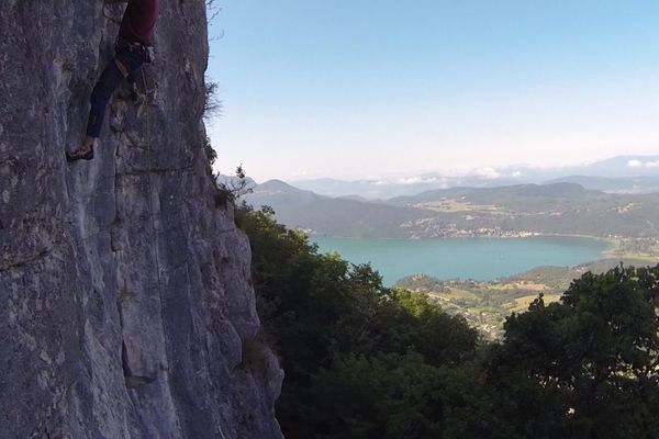 Les moniteurs d'escalade n'ont pas le droit d'accompagner des clients au-delà de 1 500 mètres d'altitude.