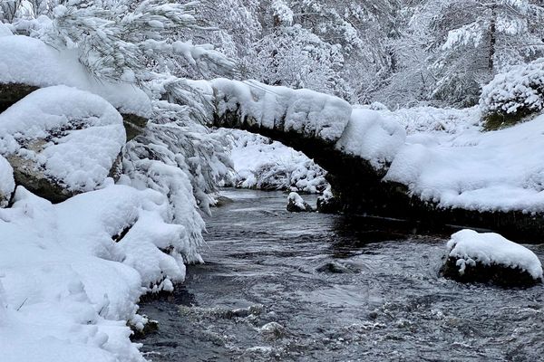 Le pont de Senoueix en Creuse recouvert par la neige