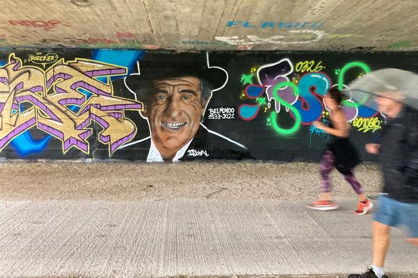 Sous le pont de Venise à Reims, l'éternel Jean-Paul Belmondo vous contemple.