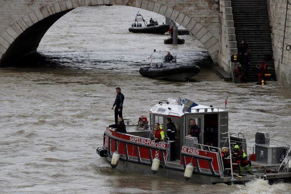 Une enquête ouverte après la disparition de la policière d'origine niçoise dans la Seine à Paris.
