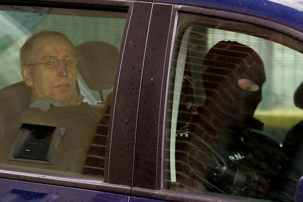 Michel Fourniret dans une voiture de police. Photo AFP