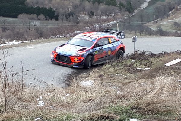 L'Estonien Ott Tänak est violemment sorti de route ce vendredi dans la quatrième spéciale du rallye Monte-Carlo.