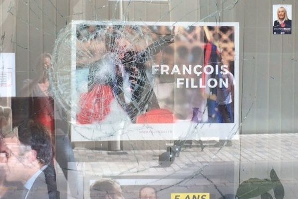 Un pavé a été jeté dans la vitrine de la permanence du parti Les Républicains (LR) à Castres (81).