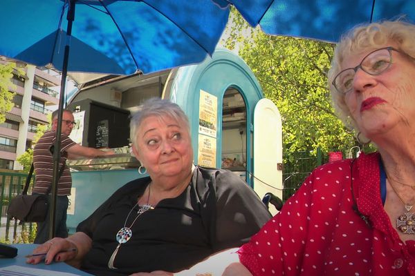 Marie-France et Suzanne se sentent "revivre" depuis qu'elles tiennent la caisse du foodtruck de leur Ehpad à Annecy.