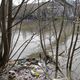 Les berges polluées par des déchets en plastique au Port-Marly dans les Yvelines.