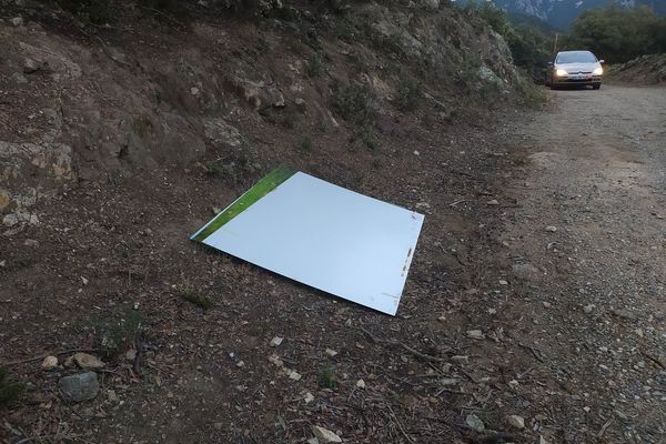 Les trois grandes photographies de Yann Arthus-Bertrand, volées dans une exposition à l’école de musique de Céret, dans les Pyrénées-Orientales, ont été retrouvées en bon état sur un sentier forestier, grâce à un mail anonyme.