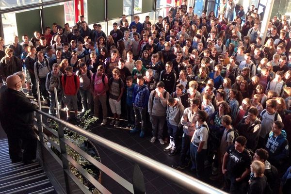 Beaucoup de monde dans le hall du lycée Louis Armand pour la rentrée des élèves de Seconde ce matin