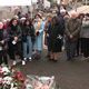 Un poirier de Chine et une plaque commémorative pour ne pas oublier les morts de la Covid au cimetière communal Saint-Genis-Laval dans le Rhône.